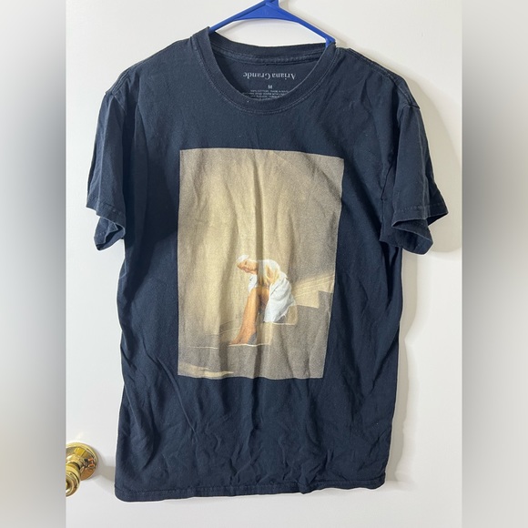 Ariana Grande black t-shirt - Picture 2 of 5